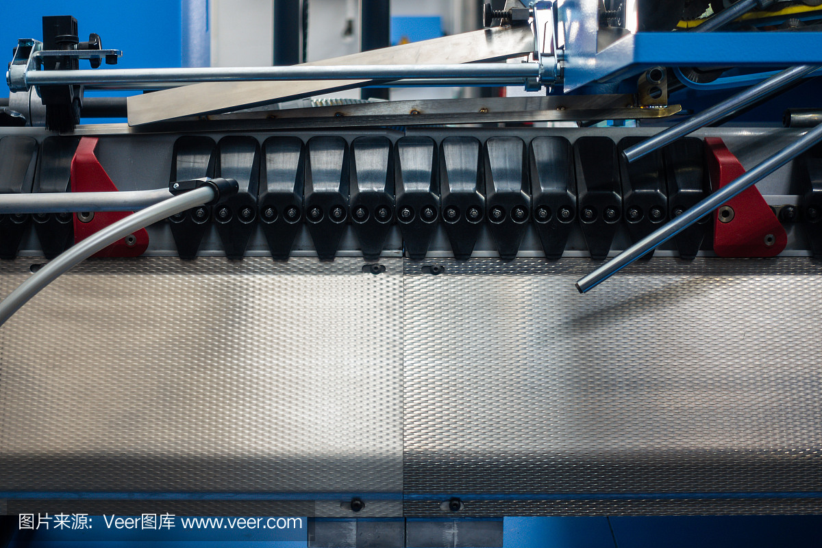 折叠机器在印刷生产工厂工业设备细节特写